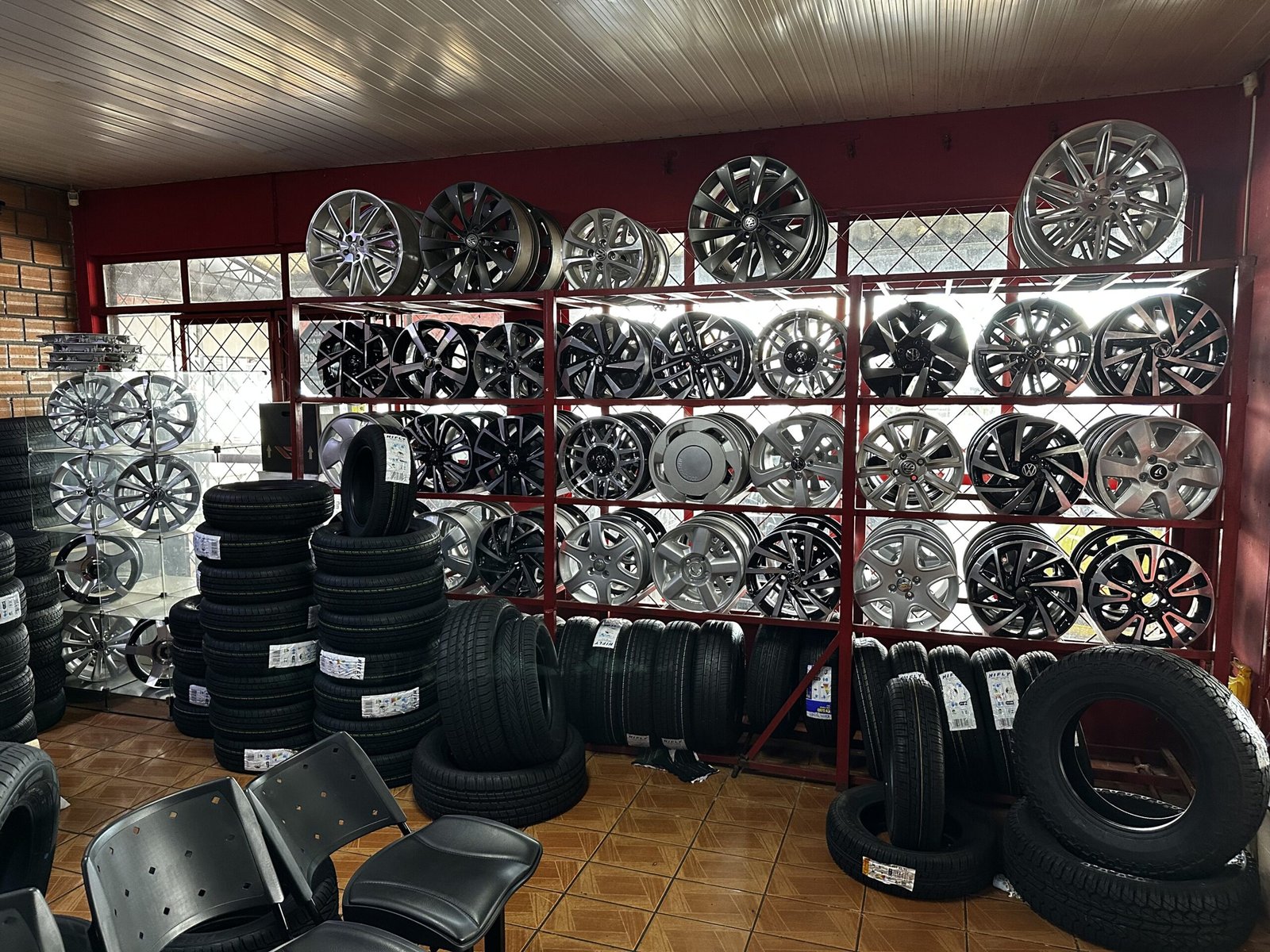 Rodas e pneus expostos na Aldocar Auto Center