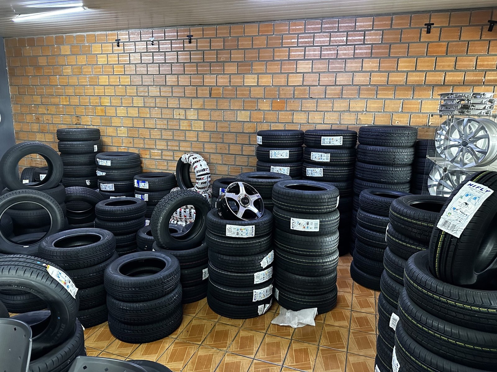 Estoque de pneus da Aldocar Auto Center