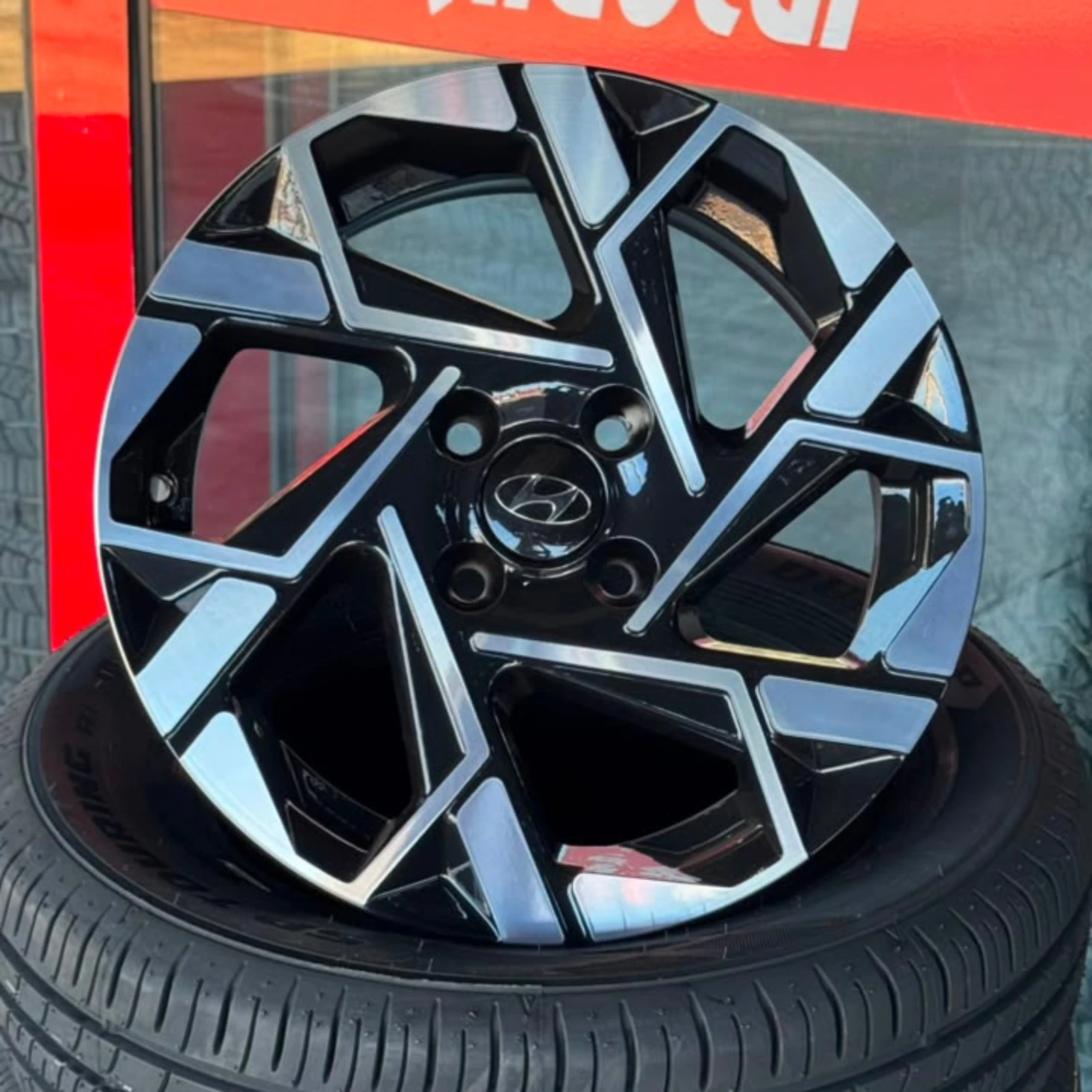 Roda modelo Hyundai HB20 2023 preta diamantada na Aldocar Auto Center
