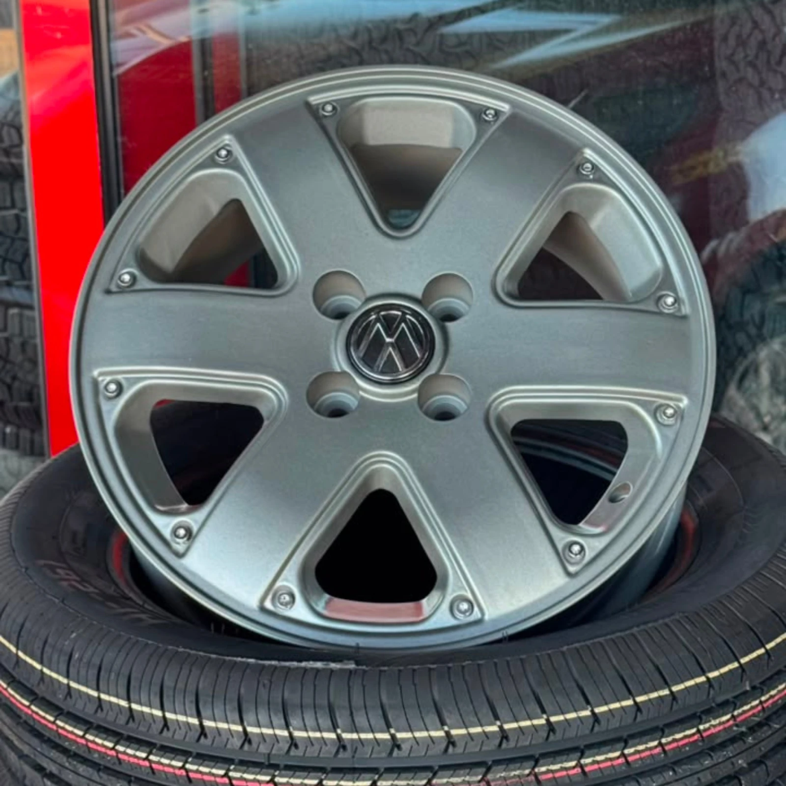 Roda modelo Volkswagen Parati Track Field prata na Aldocar Auto Center
